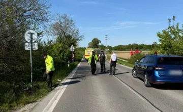 Pri Čiernej Vode došlo k vážnej zrážke cyklistu s motorkárom, priletel aj záchranársky vrtuľník, cestu uzavreli