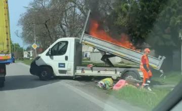 VIDEO: Požiar nákladu v Malackách. Z korby kamióna šľahajú plamene