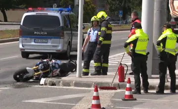 V Bratislave došlo k dvom nehodám po sebe na rovnakom mieste. Najskôr motorka s taxíkom, potom bager s električkou