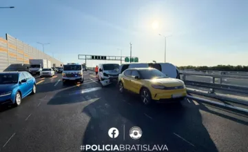 Na D1 došlo k hromadnej nehode, za Zlatými pieskami sa zrazili štyri autá a tvoria sa kolóny