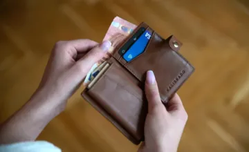 Osobné bankroty rastú. Najviac ekonomicky padajú tridsiatnici, dlhy dobiehajú aj seniorov, najstarší sú z východu