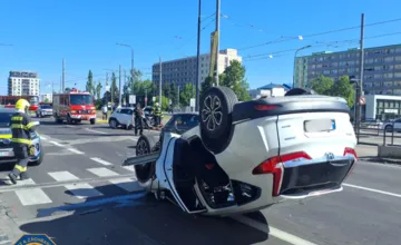 Osobné auto skončilo v Dúbravke rovno na streche. Pri nehode sa zranili dvaja ľudia 