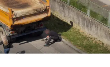 VIDEO: Robotník si v Ružinove očistil nákladné auto od asfaltu, ten skončil na trávniku. Obyvateľ sa neveriacky prizeral