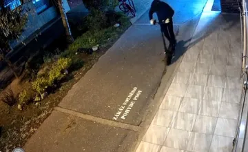 Ozbrojená lúpež v Petržalke: Polícia pátra po mužovi v kukle, ktorý so zbraňou vykradol záložňu