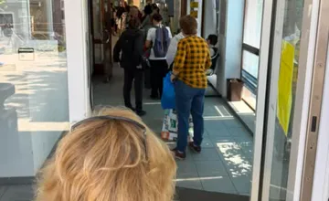 Na pošte v Rači čakali ľudia v pondelok aj dve hodiny, od rána tam postávali ľudia so žltými lístočkami