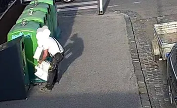 FOTO: Niekto si pri kontajneroch zabudol WC. Vedenie Dúbravky si z bizarného nálezu urobilo vtip