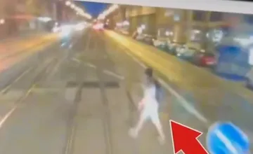 VIDEO: Električka v Bratislave zmietla nepozorného chodca, do koľajiska vošiel na červenú
