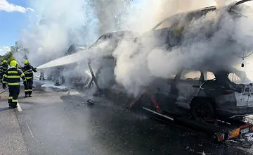 Požiar kamióna naloženého autami uzavrel D2 pred Malackami, vodiči by mali využiť obchádzku