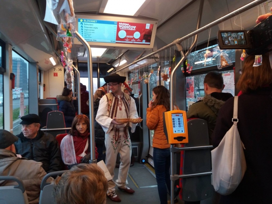 Vodič električky potešil cestujúcich počas svojich narodenín, foto 1