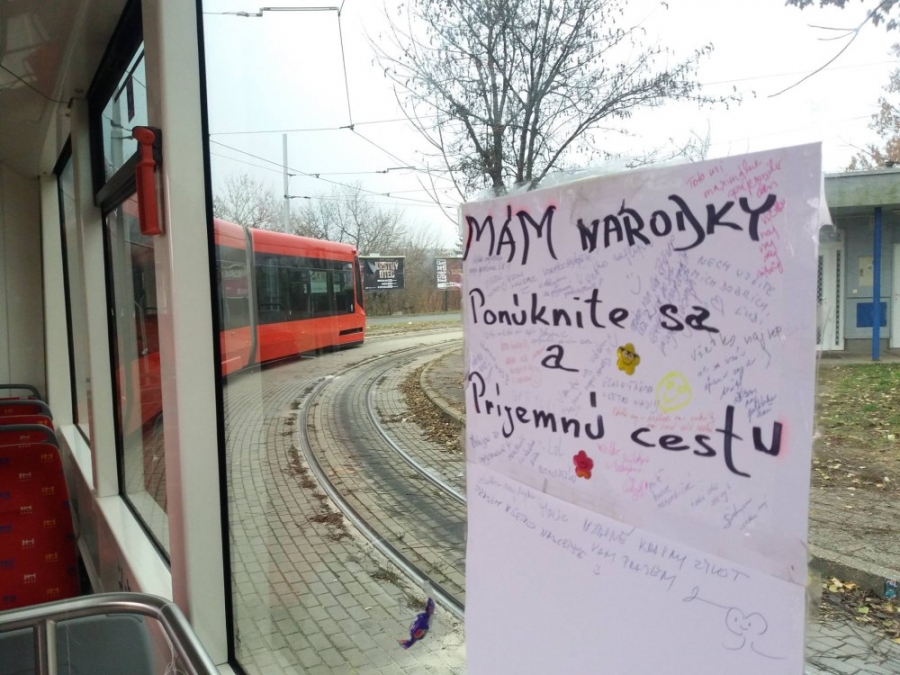 Vodič električky potešil cestujúcich počas svojich narodenín, foto 2