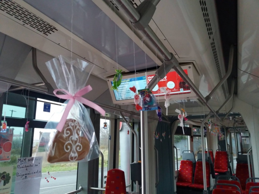 Vodič električky potešil cestujúcich počas svojich narodenín, foto 3