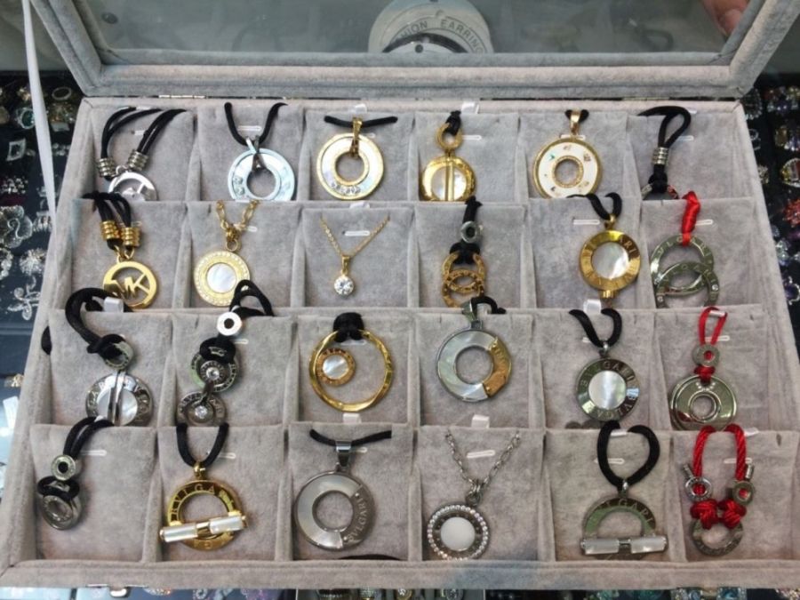 Colníci zaistili falošné šperky a bižutériu za približne 700-tisíc eur, foto 1