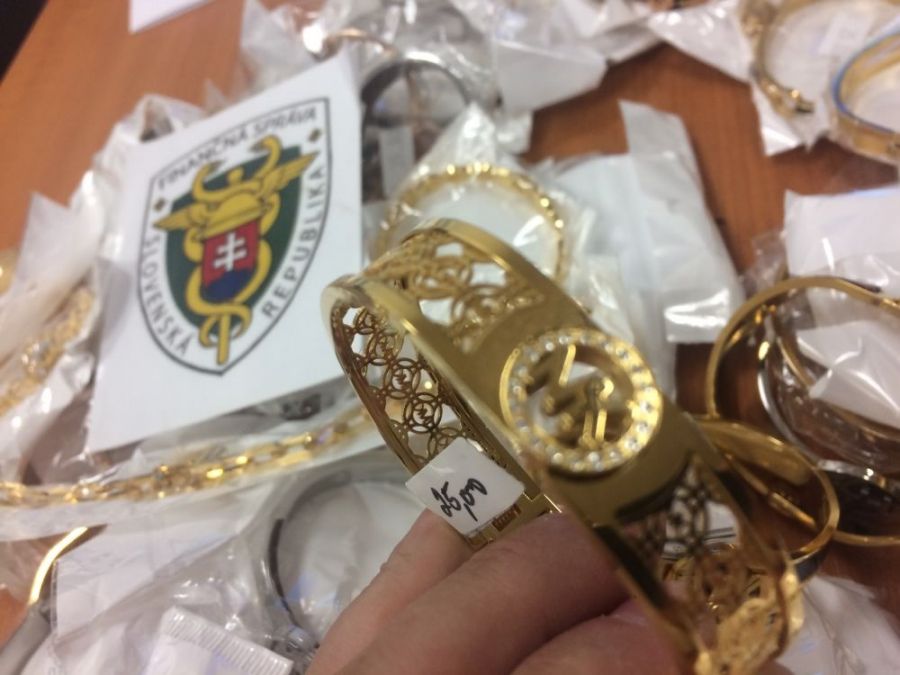Colníci zaistili falošné šperky a bižutériu za približne 700-tisíc eur, foto 2