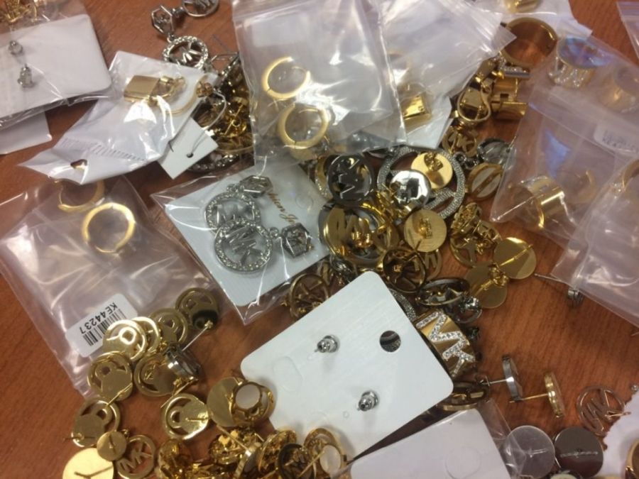 Colníci zaistili falošné šperky a bižutériu za približne 700-tisíc eur, foto 3