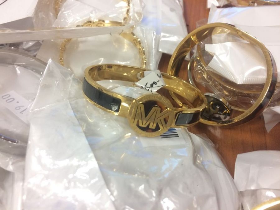 Colníci zaistili falošné šperky a bižutériu za približne 700-tisíc eur, foto 8