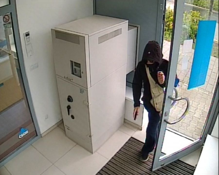 Páchateľ sa pokúsil vylúpiť banku, polícia po ňom pátra, foto 2