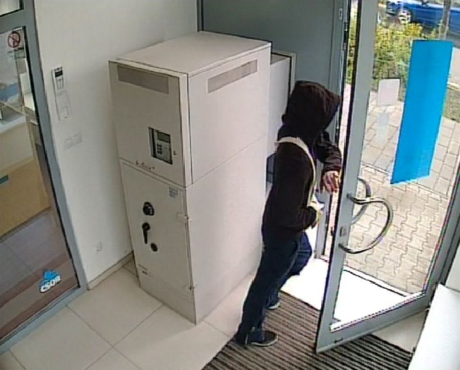 Páchateľ sa pokúsil vylúpiť banku, polícia po ňom pátra, foto 3