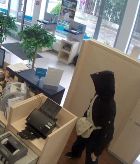 Páchateľ sa pokúsil vylúpiť banku, polícia po ňom pátra, foto 4