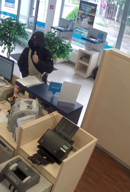 Páchateľ sa pokúsil vylúpiť banku, polícia po ňom pátra, foto 5