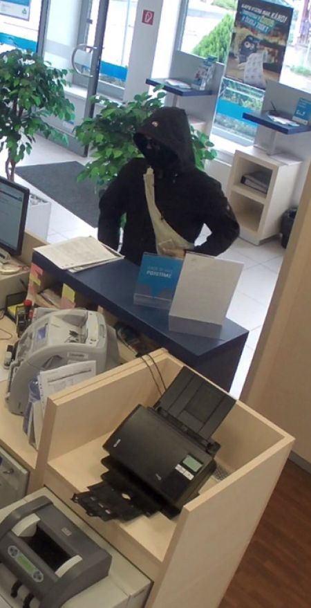 Páchateľ sa pokúsil vylúpiť banku, polícia po ňom pátra, foto 6
