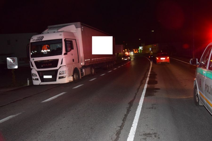 Dopravná nehoda pri Malackách, 51-ročný vodič sa už nemohol zrážke vyhnúť, foto 1