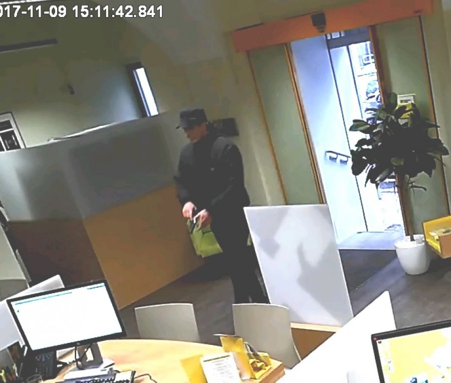 Neznámy páchateľ sa pokúsil vylúpiť banku na Námestí SNP v Bratislave, polícia po ňom pátra, foto 1
