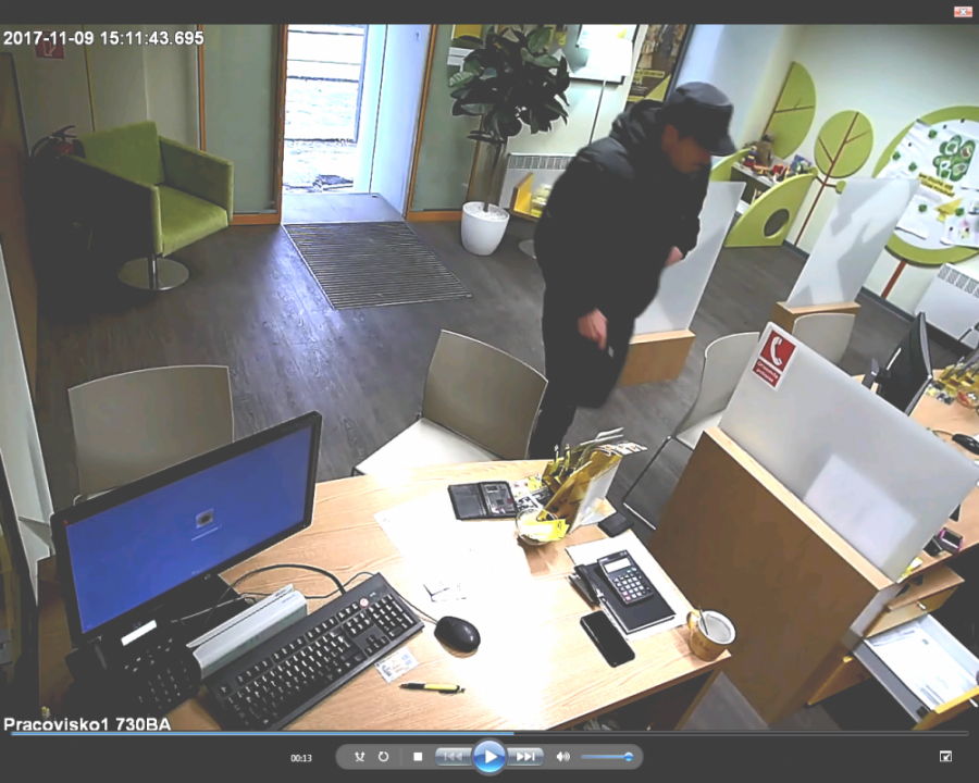 Neznámy páchateľ sa pokúsil vylúpiť banku na Námestí SNP v Bratislave, polícia po ňom pátra, foto 3