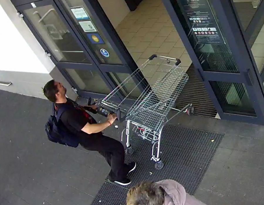 Muž v obchode zaútočil na zamestnanca SBS, polícia po ňom pátra, foto 1