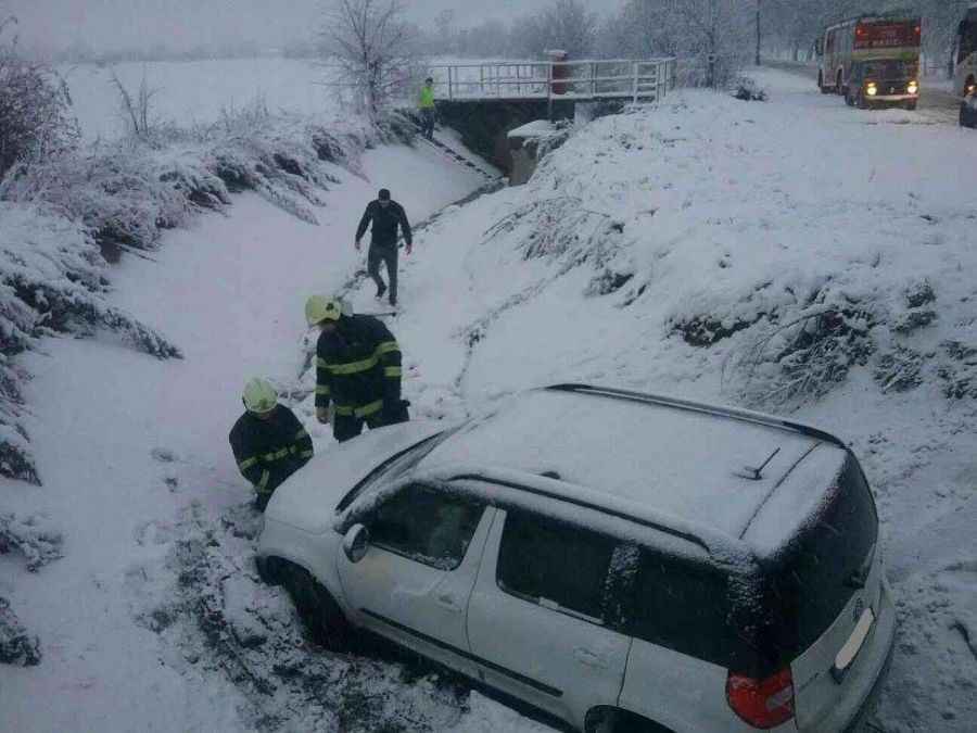 Snehová kalamita zasiahla celé Slovensko, najhoršia situácia je v Bratislavskom a Trnavskom kraji, foto 1