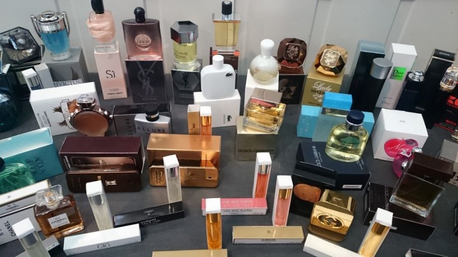 Colníci zadržali veľké množstvo falzifikátov parfumov svetových značiek, foto 3