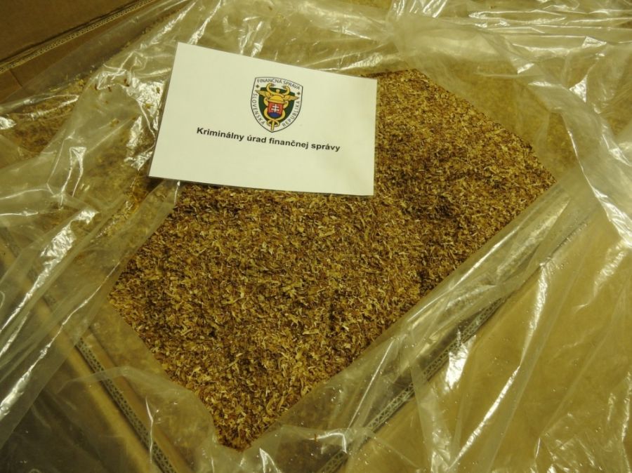 8,5 tony tabakovej sušiny našli colníci v Dúbravke počas prehliadky skladov, foto 1