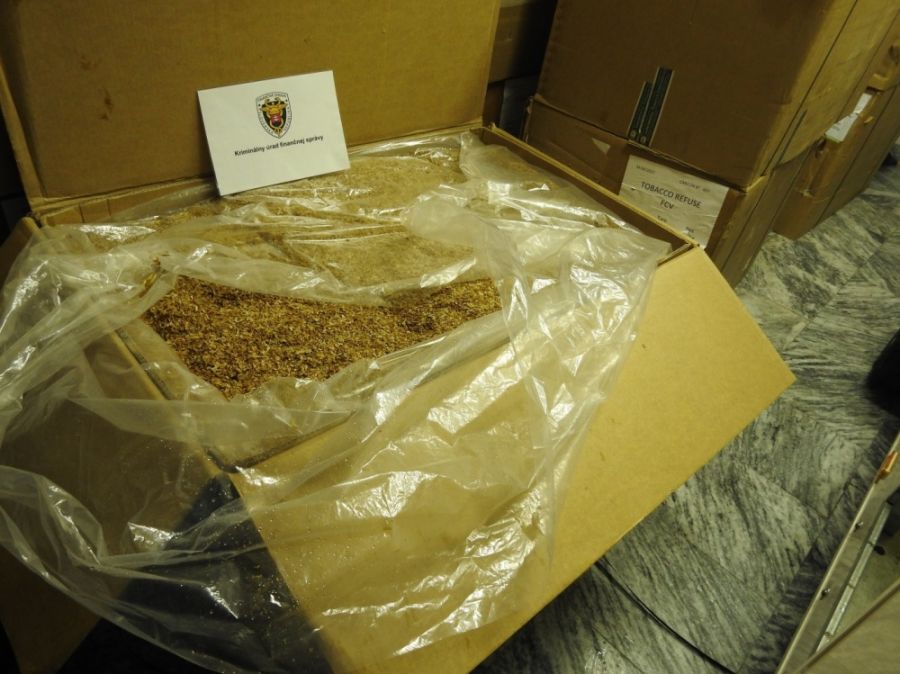 8,5 tony tabakovej sušiny našli colníci v Dúbravke počas prehliadky skladov, foto 4