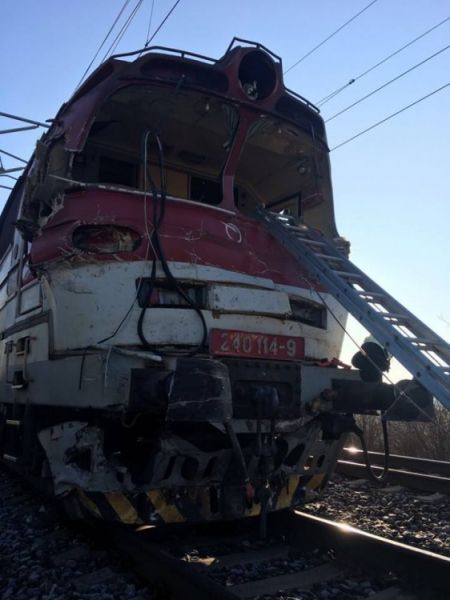 Vlak sa zrazil s nákladným autom v Novom Svete,rušňovodič zraneniam na mieste podľahol, foto 2