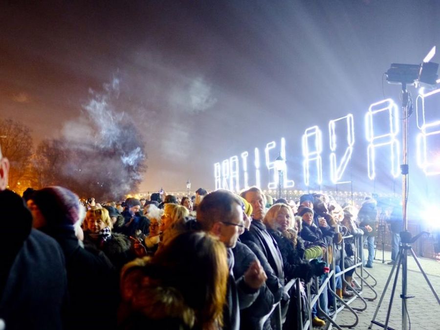 Takto vyzerala Silvestrovská noc 2017/2018 v Bratislave - ohňostroj, svetelná šou a diskotéka, foto 1