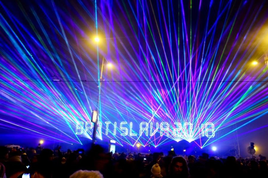 Takto vyzerala Silvestrovská noc 2017/2018 v Bratislave - ohňostroj, svetelná šou a diskotéka, foto 2