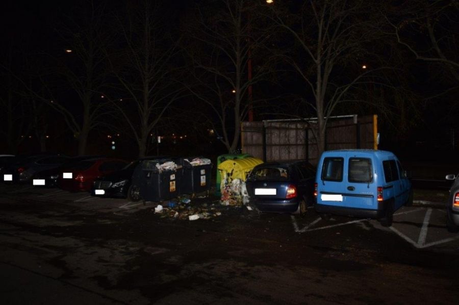 Tri smetné kontajnery a auto horeli dnes ráno v Karlovej Vsi, zasahovala polícia aj hasiči, foto 1