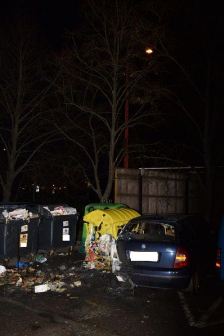 Tri smetné kontajnery a auto horeli dnes ráno v Karlovej Vsi, zasahovala polícia aj hasiči, foto 2