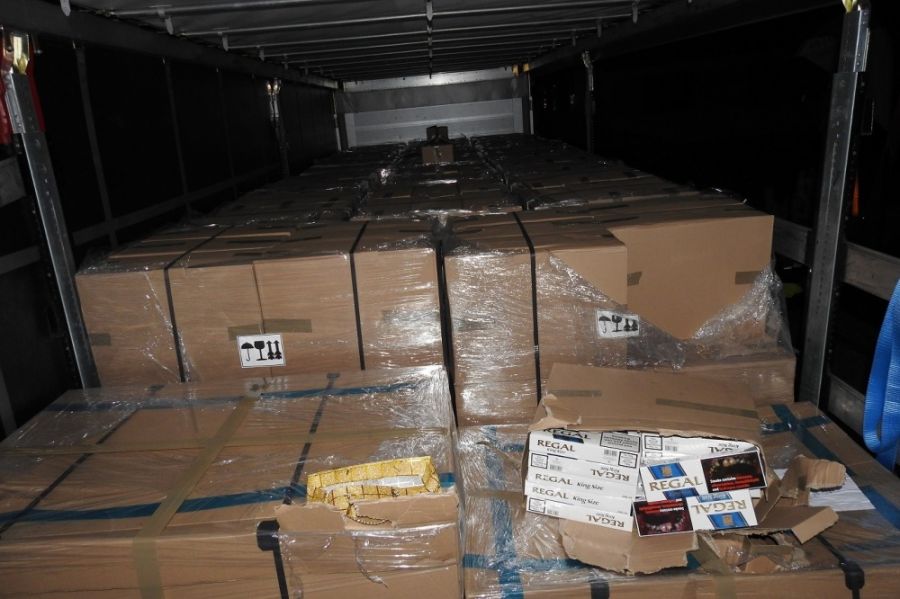 Colníci zadržali kamión v Dunajskej Lužnej, prevážal viac ako 20 000 kartónov nelegálnych cigariet, foto 2