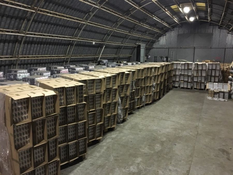 Colníci zadržali kamión v Dunajskej Lužnej, prevážal viac ako 20 000 kartónov nelegálnych cigariet, foto 5