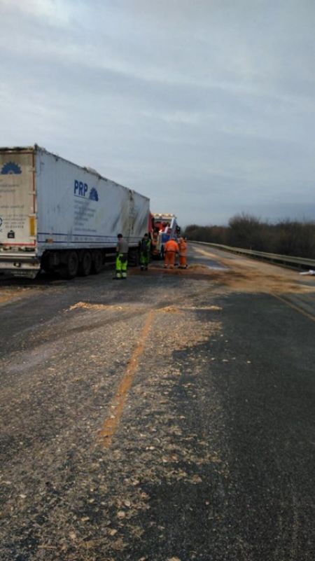 Zrážka kamióna a dvoch dodávok na D1 spôsobila úplné uzavretie diaľnice, cestári opravovali zvodidlá, foto 5