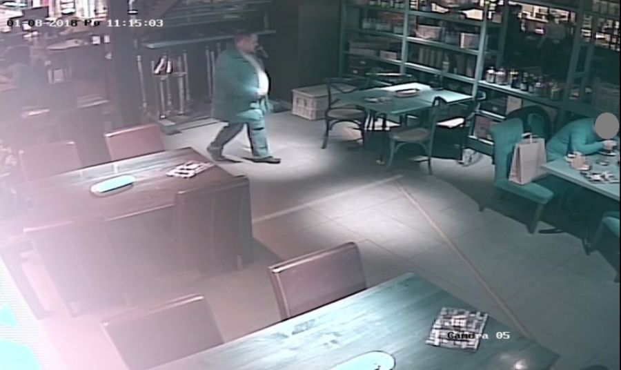 Neznámy páchateľ ukradol 15 000 eur z vetrovky v reštaurácii, polícia po ňom pátra, foto 2