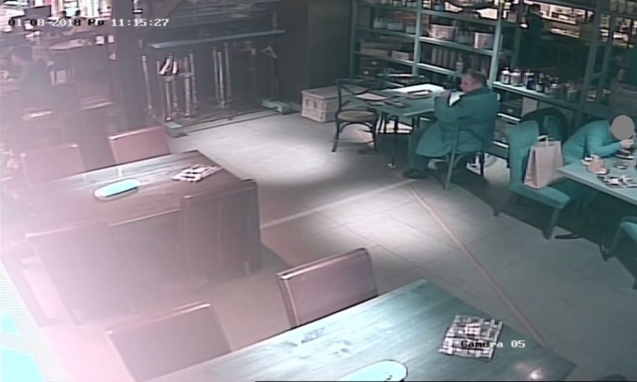Neznámy páchateľ ukradol 15 000 eur z vetrovky v reštaurácii, polícia po ňom pátra, foto 3