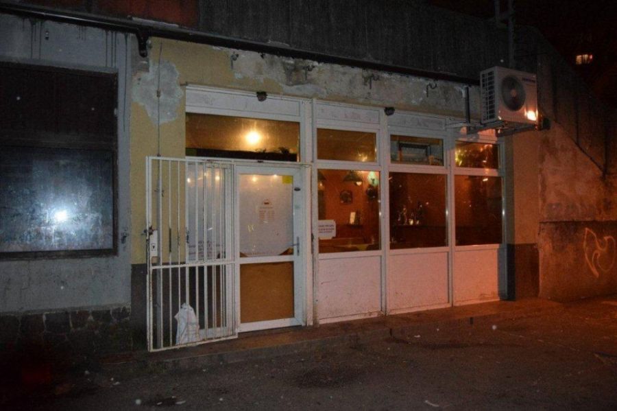 Na Stavbárskej ulici zasahovali policajti, zadržali 6 osôb v súvislosti s drogovou činnosťou, foto 1