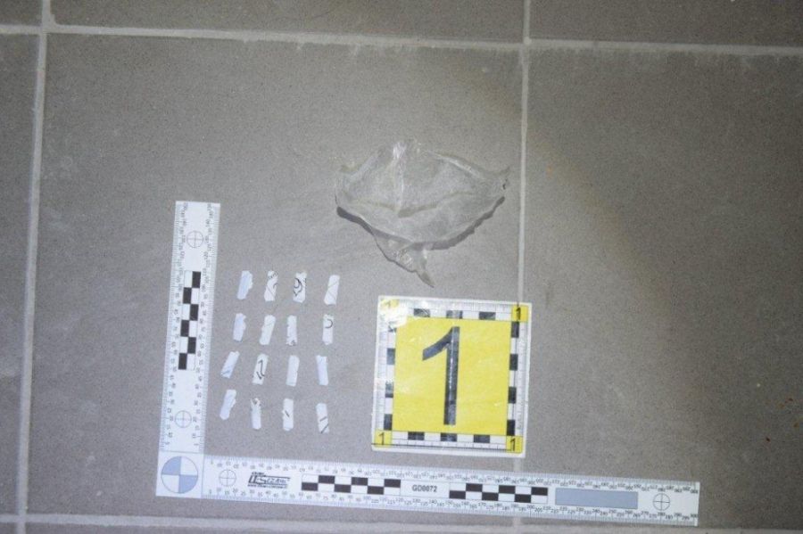 Na Stavbárskej ulici zasahovali policajti, zadržali 6 osôb v súvislosti s drogovou činnosťou, foto 4