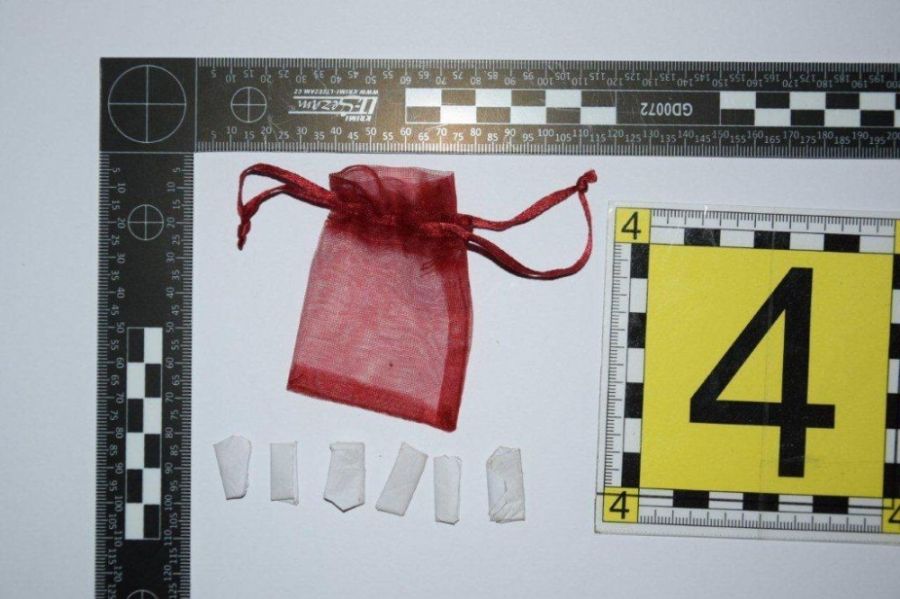 Na Stavbárskej ulici zasahovali policajti, zadržali 6 osôb v súvislosti s drogovou činnosťou, foto 6