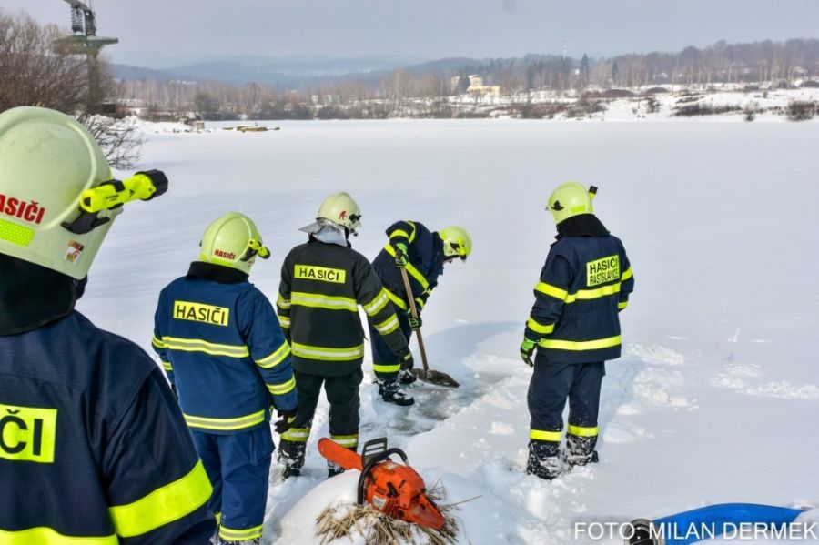 Na odbornom výcviku dobrovoľných hasičov v Lešti sa zúčastnili aj členovia DHZ z Rusoviec a Ružinova, foto 1