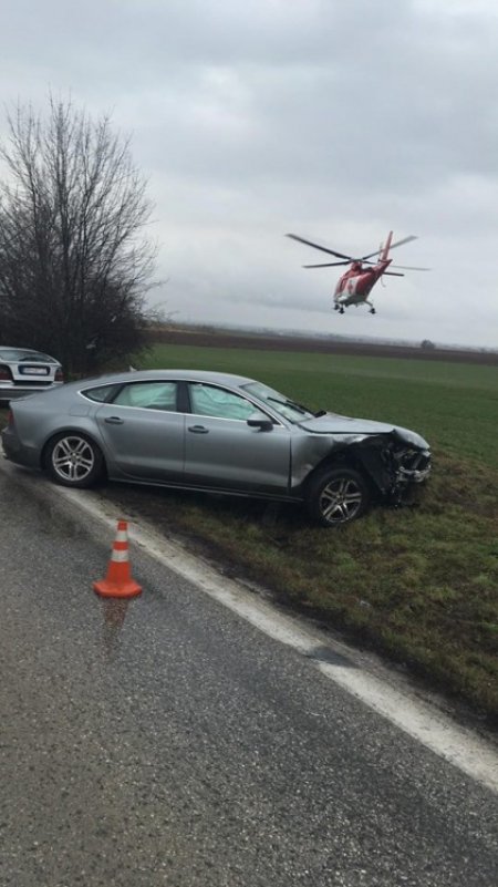 Medzi Sencom a Viničným sa čelne zrazil Mercedes s policajným autom, vinník z miesta ušiel, foto 1