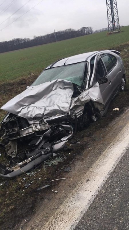 Medzi Sencom a Viničným sa čelne zrazil Mercedes s policajným autom, vinník z miesta ušiel, foto 2
