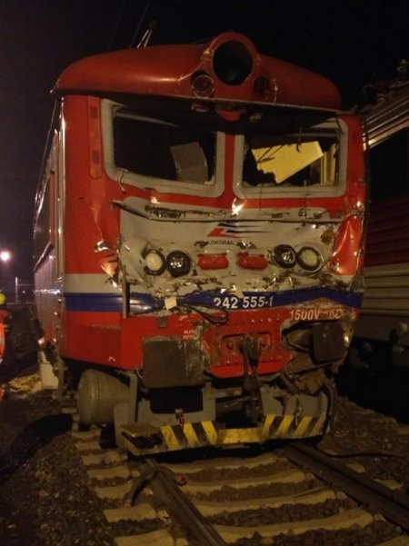 Pri Pezinku narazil osobný vlak do ďalšieho rušňa, pri nehode sa zranilo 18 osôb, foto 1