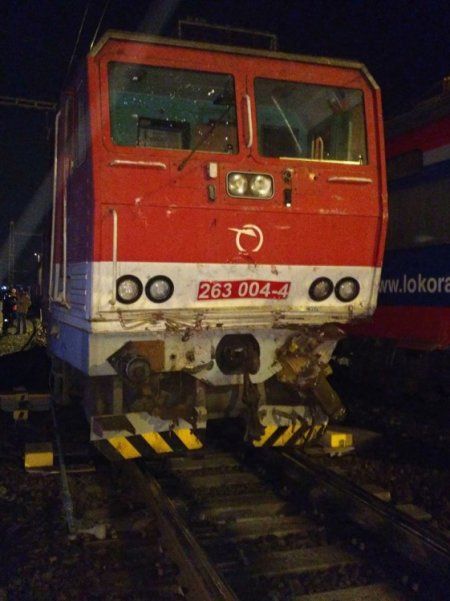 Pri Pezinku narazil osobný vlak do ďalšieho rušňa, pri nehode sa zranilo 18 osôb, foto 2